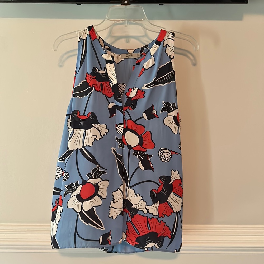 Dalia sleeveless top size Large